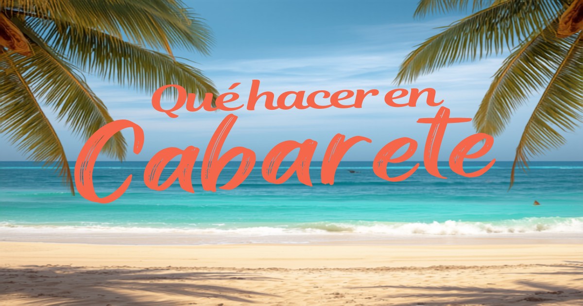 Playa de Cabarete con kitesurf y palmeras en la costa norte de República Dominicana